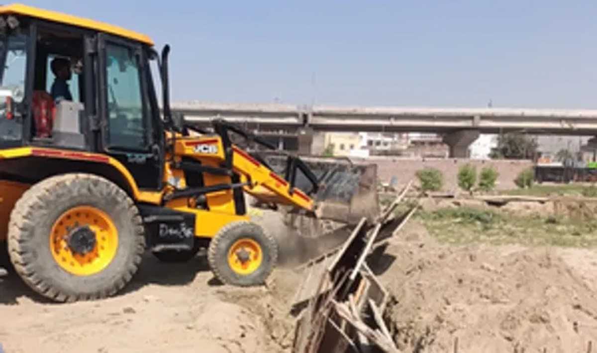 नोएडा प्राधिकरण ने मुक्त कराई 30 करोड़ की जमीन नोएडा प्राधिकरण ने मुक्त कराई 30 करोड़ की जमीन